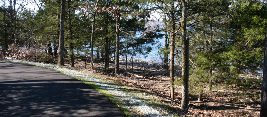 Table rrock Lakeshore trail headtrauk ghead